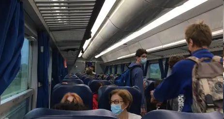 Scuole aperte, autobus e treni strapieni, e nessuno che controlla l’assembramento