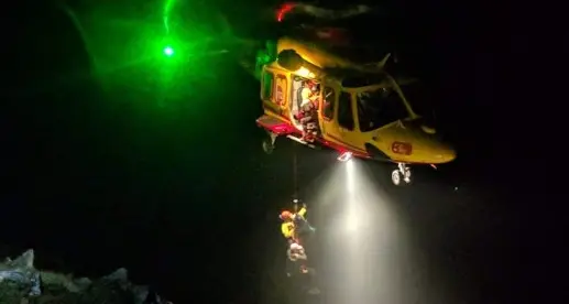 Cade dalla motoslitta vicino al passo del Tonale, 52enne portata in elicottero al S.Chiara