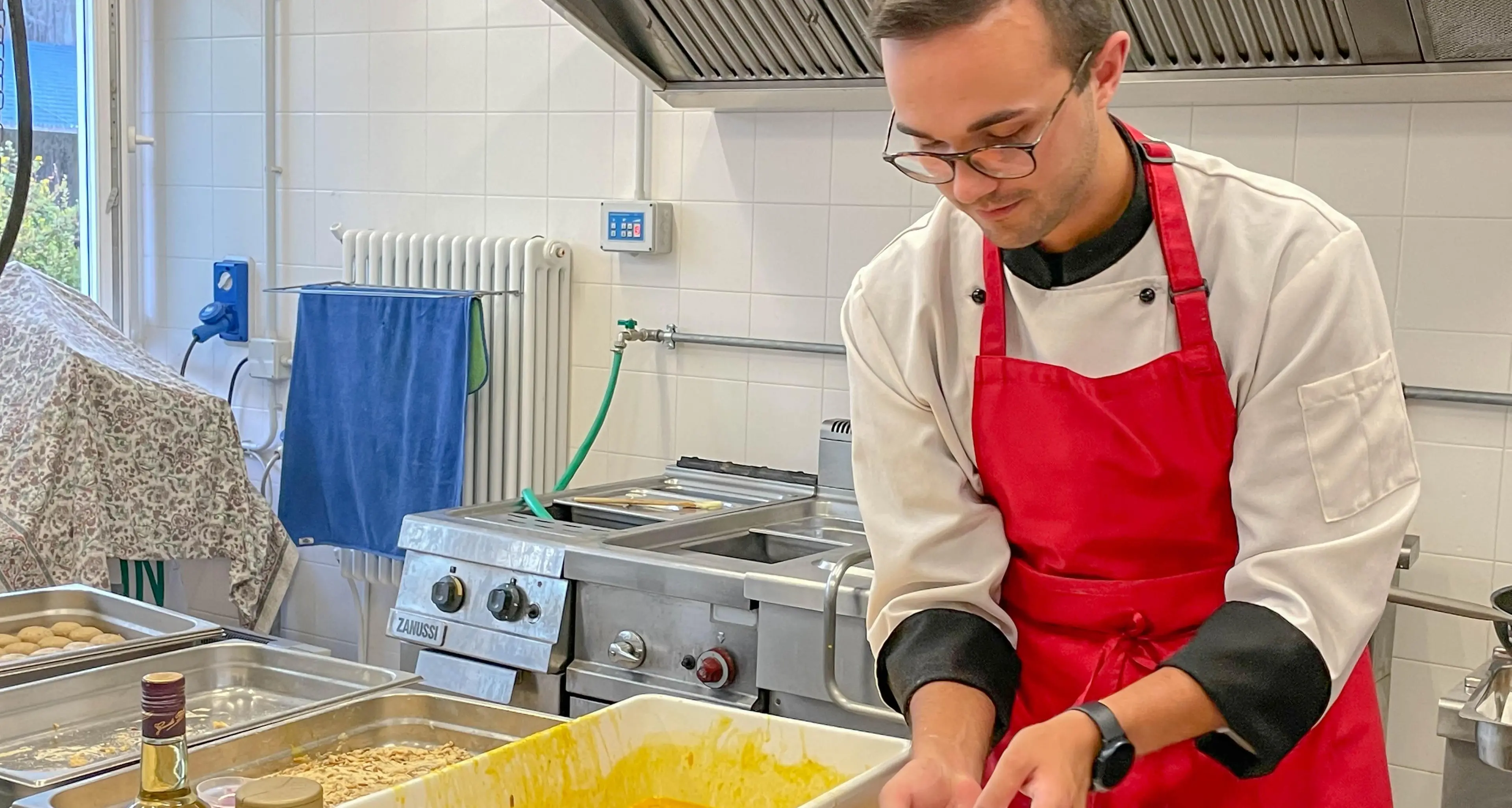 Lo chef cucina insetti, una folla ad assaggiare i piatti di larve