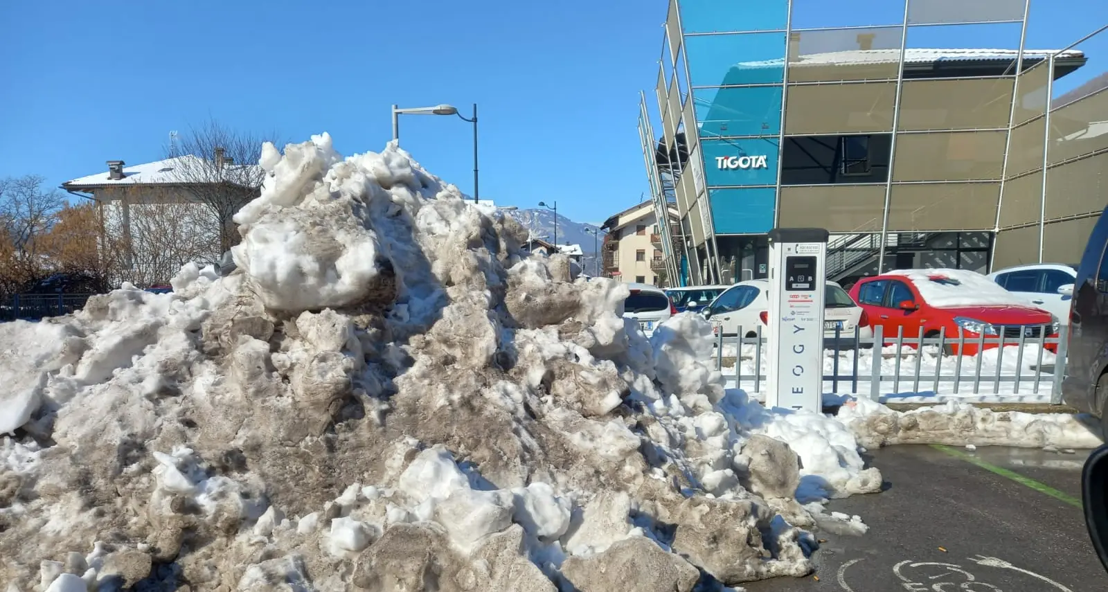 Levico, tutta la neve del parcheggio ammucchiata sopra le colonnine elettriche, la rabbia di un cittadino, «è la green economy?»