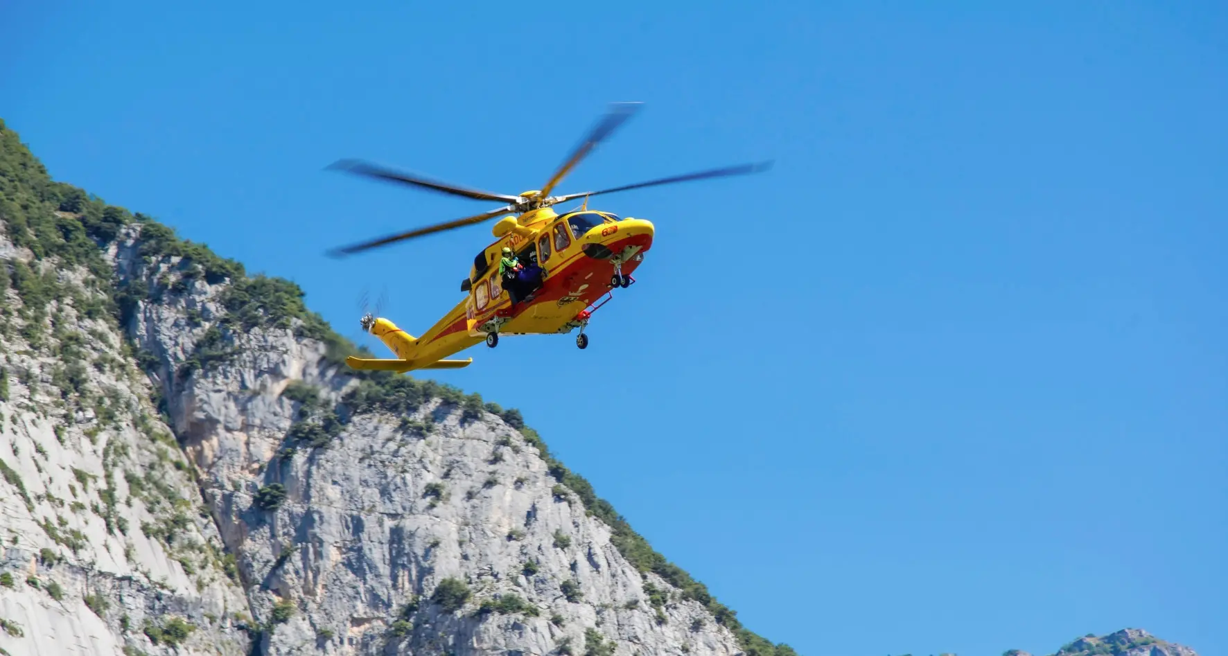 Base jumper si butta dal Becco dell’Aquila e sbatte sulle rocce, soccorso su una cengia