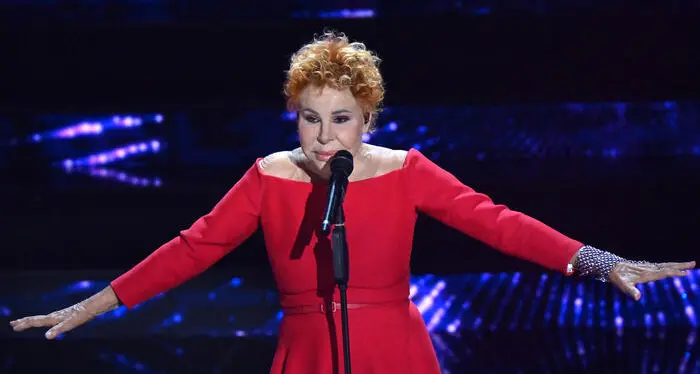 Sanremo, la classe di Ornella Vanoni porta all’Ariston i suoi più grandi successi