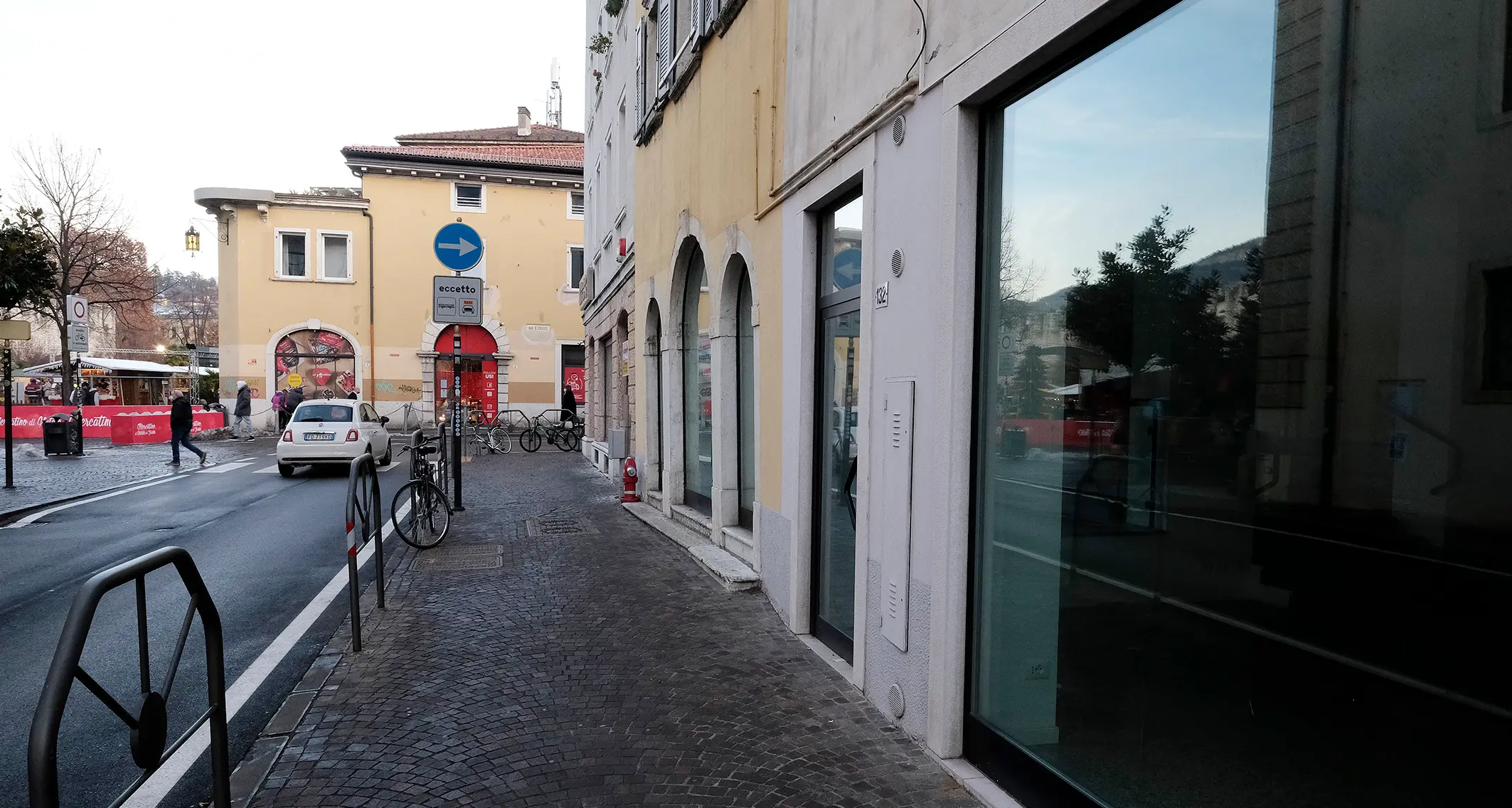 Un nuovo fast food sbarca in città: lo aprono il rapper Sfera Ebbasta e il calciatore Petagna