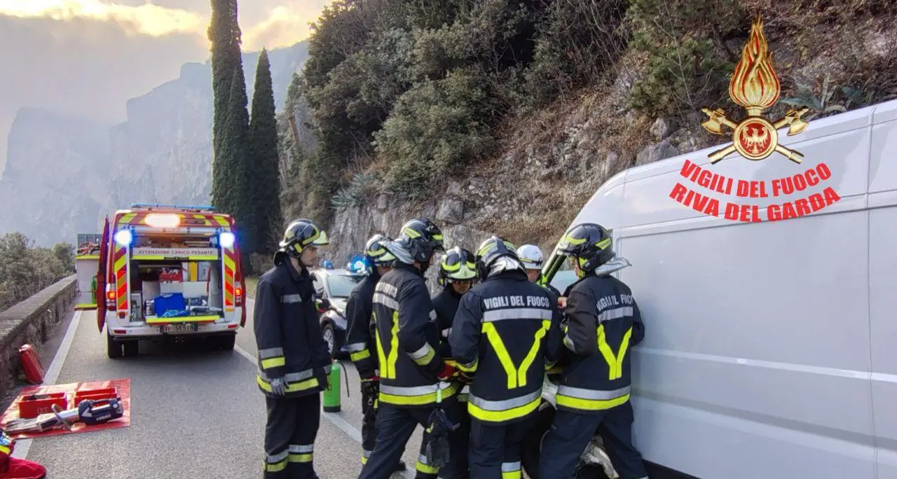 Incastrato tra le lamiere del furgone dopo lo scontro: liberato dai pompieri di Riva