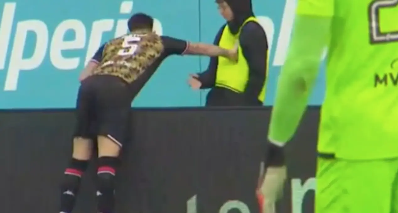 Bolzano, un calciatore del Bari colpisce il raccattapalle durante la partita con il Südtirol