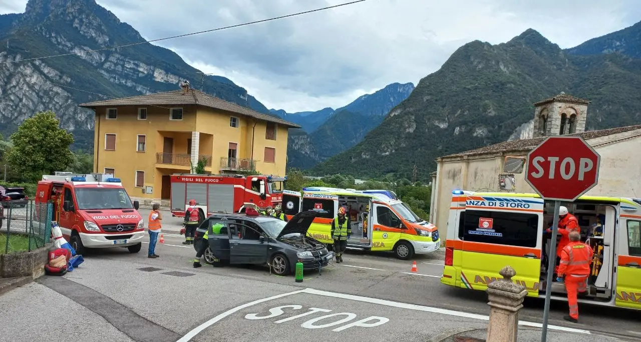 Scontro all'incrocio di Darzo, tre feriti, anche una bambina di nove anni