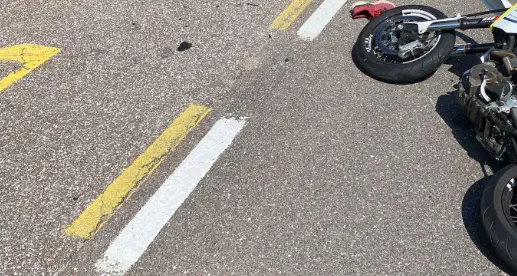 Motociclista contro un camper, gravissimo in Val di Non, portato a Trento in elicottero