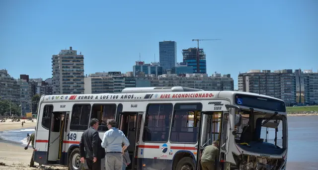 Uruguay: bus fuori controllo finisce sulla spiaggia, 16 feriti