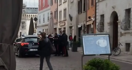 Ruba un profumo e aggredisce la commessa, ma poco dopo lo bloccano i Carabinieri