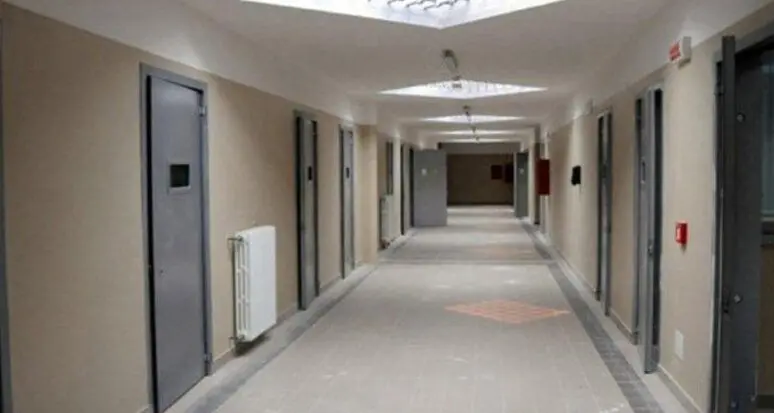 Carcere di Trento, un detenuto prende a schiaffi due poliziotti e li manda in ospedale