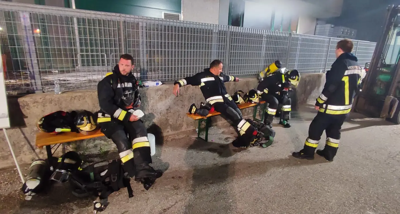 Incendio di Isera, a un soffio dal disastro, l'Agenzia per l'Ambiente analizza, ma i vigili del fuoco hanno isolato i materiali pericolosi