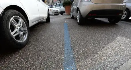 La sosta sulle strisce blu si paga con il Telepass in altri otto comuni del Trentino: tutti le informazioni utili
