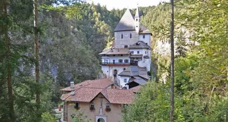 Eremo di San Romedio raggiungibile dal “sentiero nella roccia”