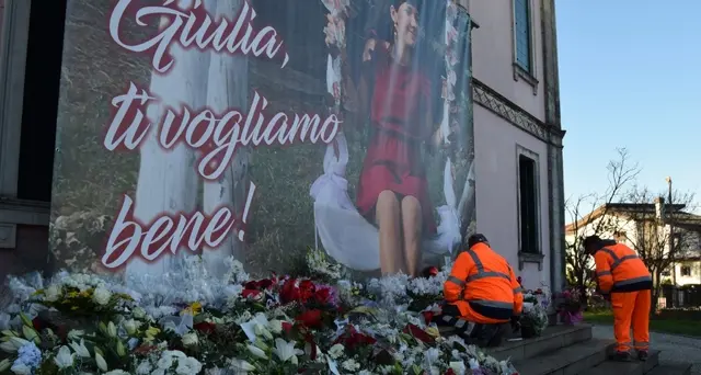 Giulia: fiori spostati da casa Cecchettin al Municipio