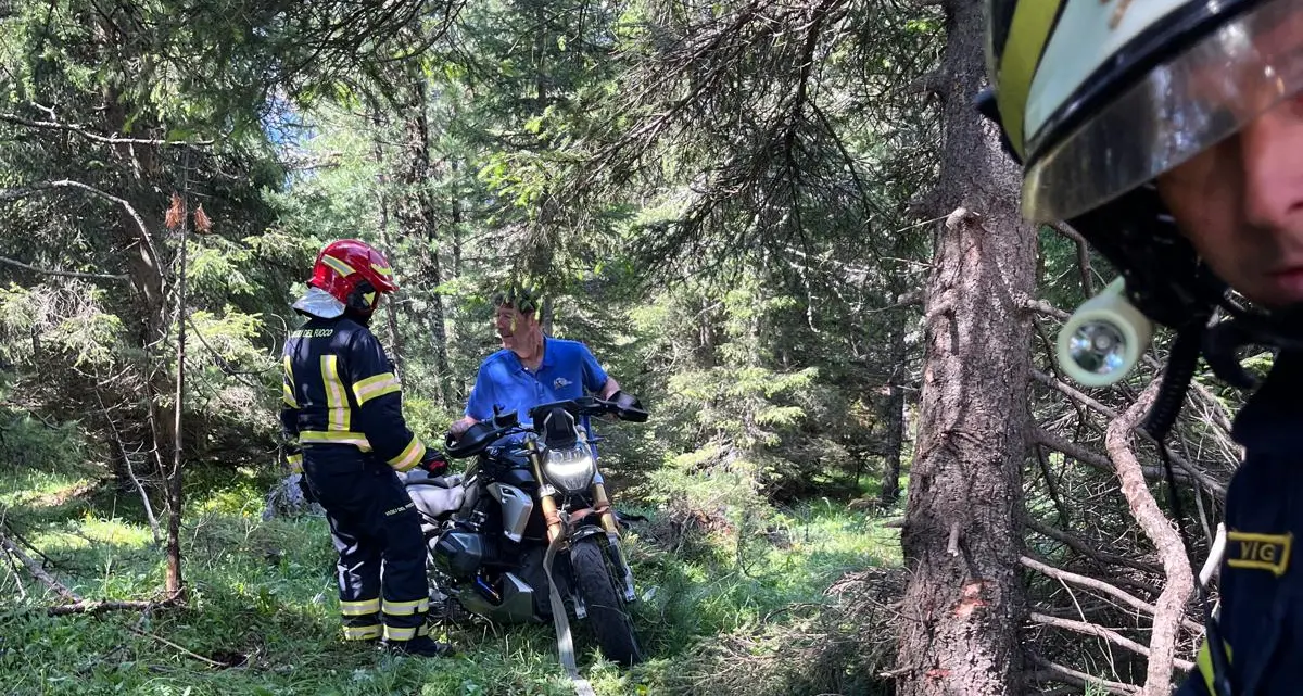 Canazei, un motociclista finisce nel bosco dopo scontro con camion: ferito