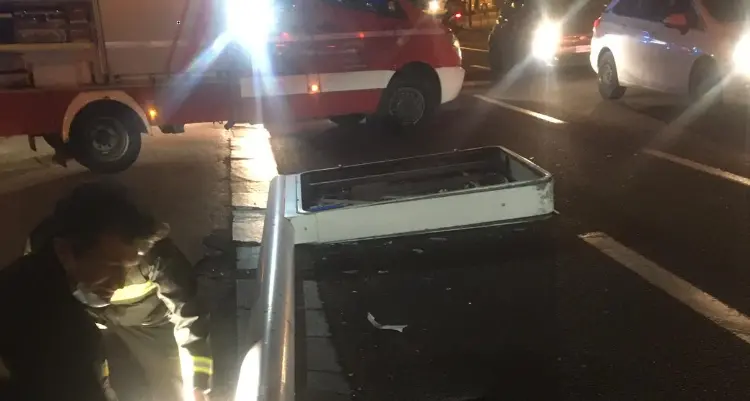 Vento a novanta all'ora: a Trento crolla l'insegna da 5 quintali del distributore di via Rosmini