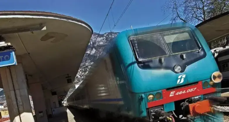 Tutti al mercatino, poi l’assalto ai vagoni: treno regionale per Bologna bloccato a Trento per sovraffollamento