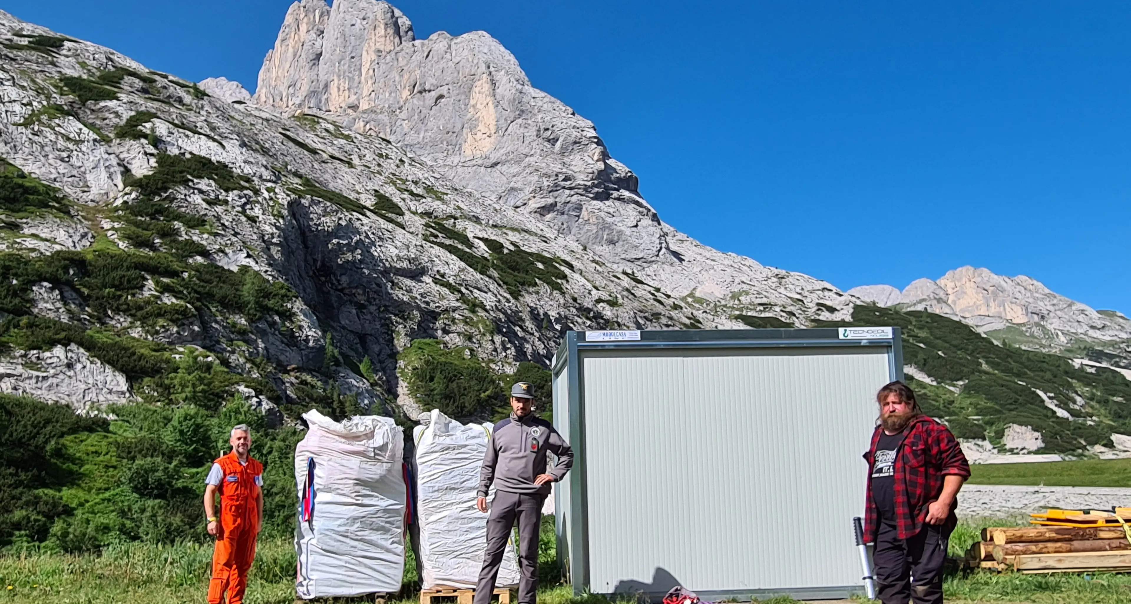 I lupi sotto la Marmolada, al pastore arriva il box di riparo direttamente con l’elicottero