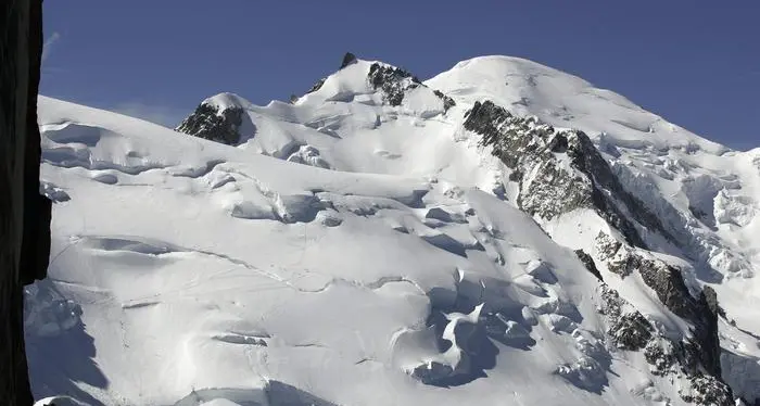 Valanga sul Monte Bianco, due freerider italiani dispersi