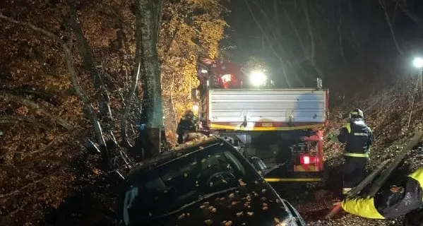 Auto fuori strada nel bosco a Praso: ore di lavoro dei vigili del fuoco per recuperarla