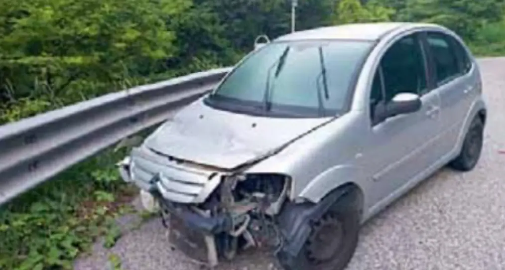 Cadine: auto abbandonata dopo l’incidente, tante segnalazioni ma nessun intervento