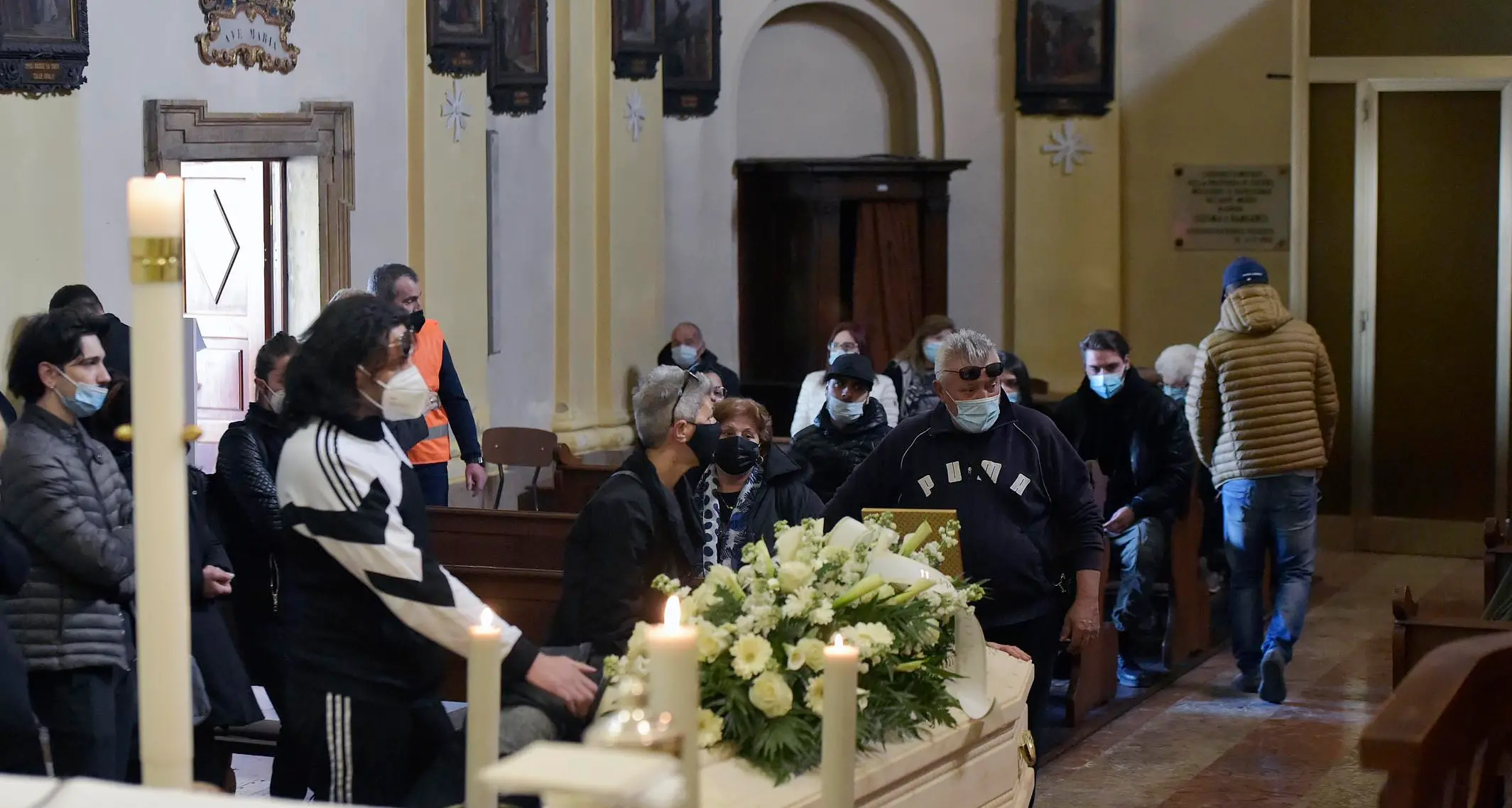 L’ultimo straziante saluto a Francesco Esposito, morto giovedì in un incidente stradale