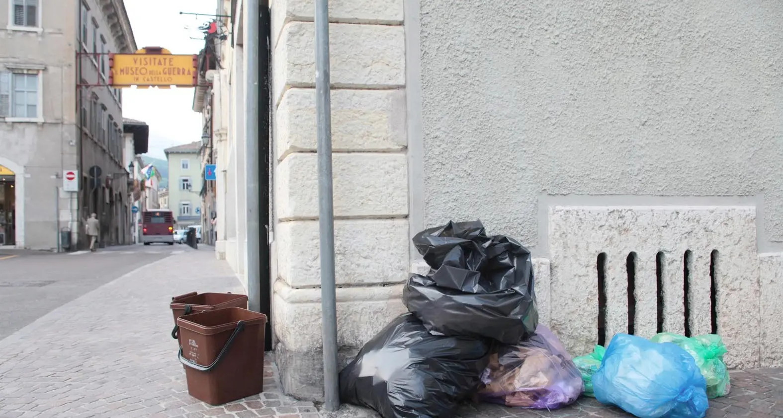 Rovereto: arrivano le lettere per il ritiro dei sacchi dei rifiuti, con «tag» per il pagamento a ritiro