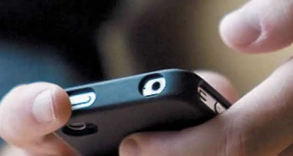 Foto hot di una ragazzina con delle fragilità sul suo cellulare, via dall’Italia