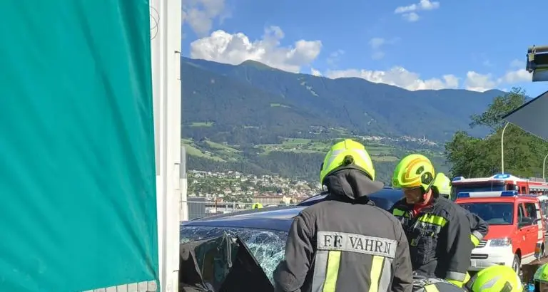 Si scontra con un tir in sosta sull'A22: morto un automobilista, grave la donna che viaggiava con lui
