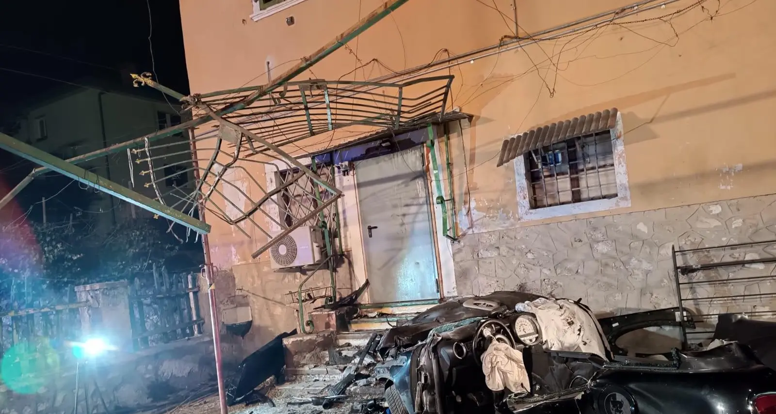 Auto contro una casa a Ravazzone: l'impressionante video dello schianto, così la Mini abbatte il cancello e rimbalza indietro