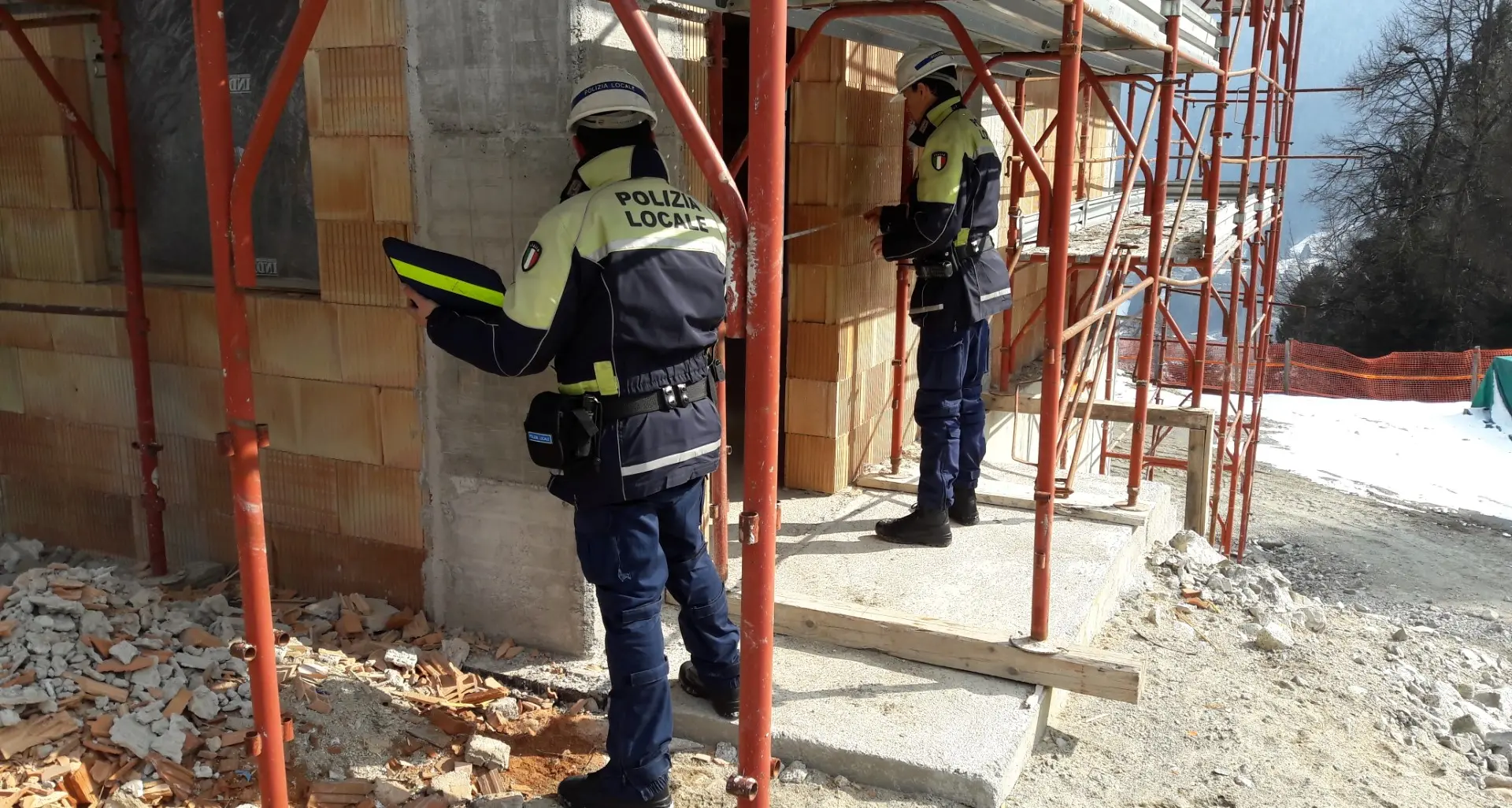 Controlli nei cantieri «superbonus»: operai in nero, clandestini, autisti senza patente, mezzi senza assicurazione
