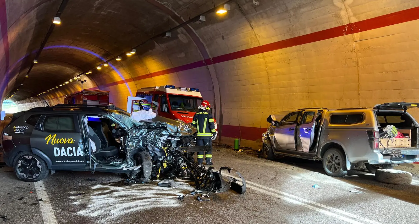 Malè, impressionante scontro tra un’auto e un pick-up nella galleria Rovine: 4 feriti