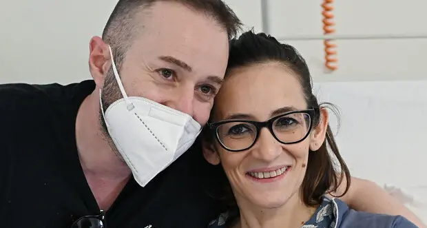 Operata da sveglia dopo l’infezione polmonare perché incinta, salvi madre e feto