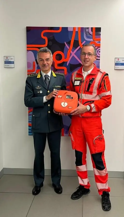 Dall’azienda sanitaria 16 nuovi defibrillatori alla guardia di finanza