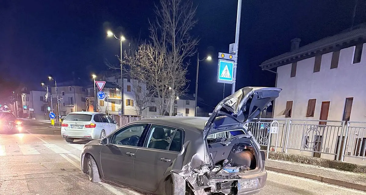 Incidente prima dell’alba a Levico Terme, due le auto coinvolte