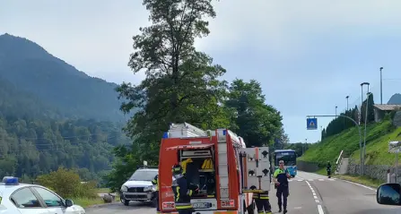 Si schiantano in moto contro un’auto: in due finiscono all’ospedale