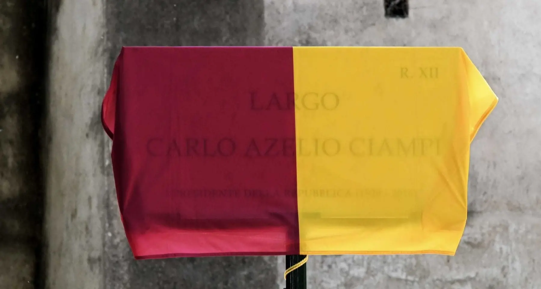 Che gaffe su Ciampi: gli intitolano una zona del lungotevere a Roma ma sulla targa sbagliano il suo nome