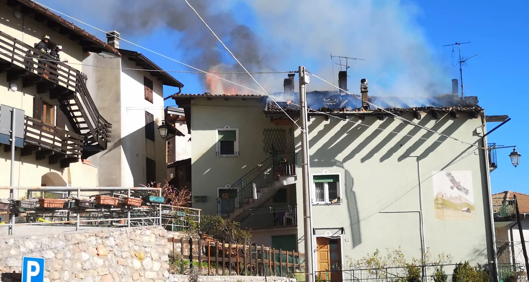 Incendio a Costa di Terragnolo, in fiamme il tetto di una villetta: ingenti i danni