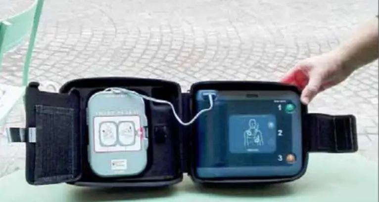 Mezzocorona, anziano salvato da un agente: rianimato con un defibrillatore