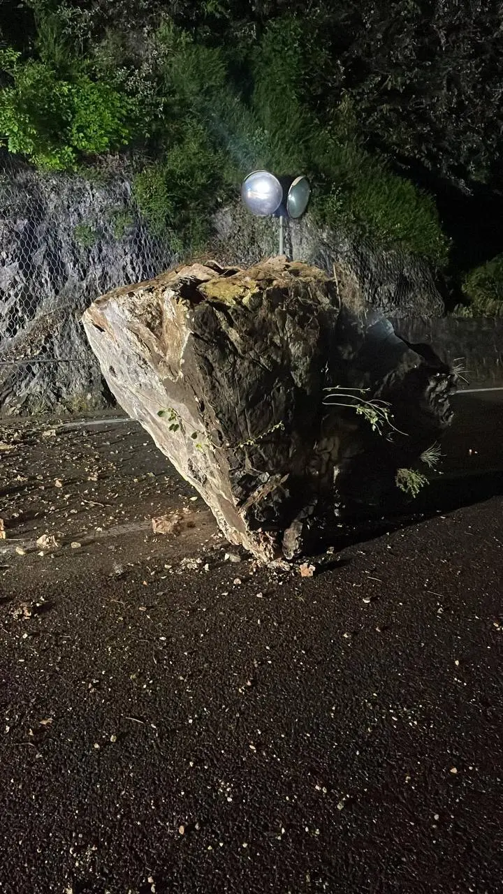 Nuova frana a Tempesta: statale della Gardesana orientale chiusa tra Malcesine e Torbole
