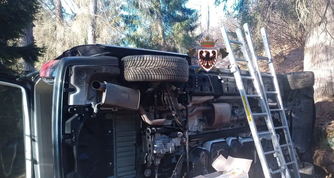 Paura a Campiglio, auto si ribalta su un fianco: si salvano le tre persone a bordo