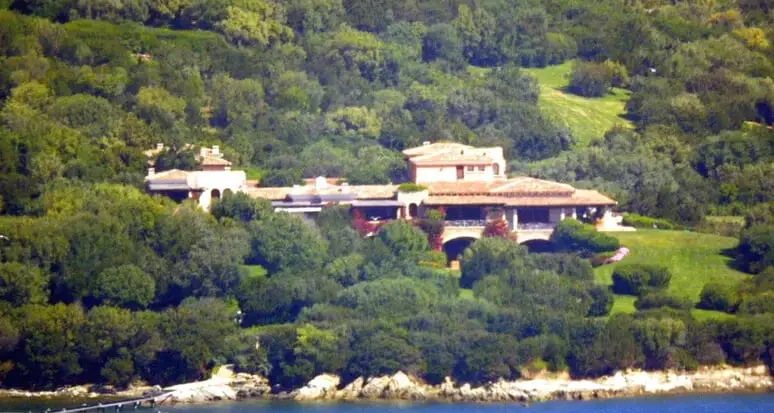 Verso la vendita di Villa Certosa, c'è un acquirente interessato: costo tra i 300 e i 500 milioni