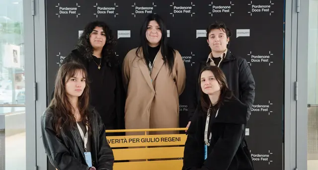 Regeni: una panchina gialla obliqua al Pordenone Docs Fest