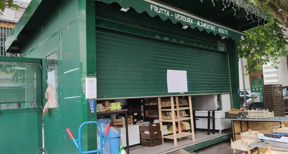 Spaccata alla casetta del mercatino di piazza Vittoria: sparita la cassa, ma il ladro si è ferito