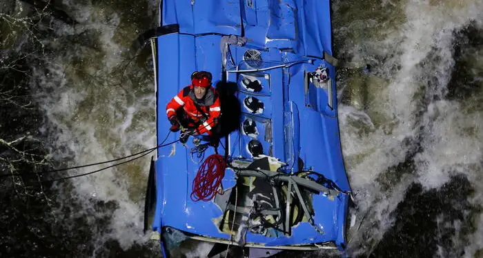 Autobus precipita da un ponte in Galizia, sei morti: a bordo parenti di detenuti