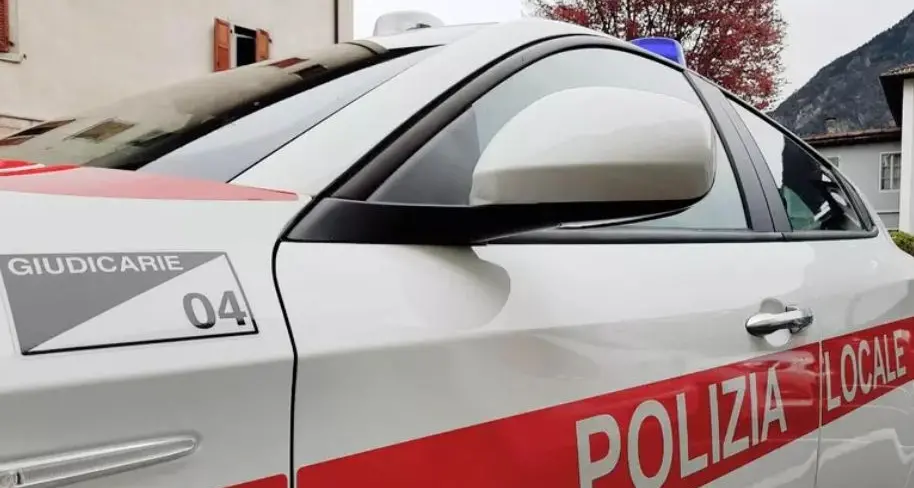 Giudicarie, la Polizia locale scopre un lavoratore “in nero” in un cantiere edile