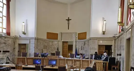 Carta d'identità “troppo falsa” per essere reato, assolto: materiale scadente e senza dizione tedesca
