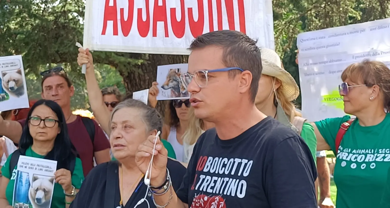 Manifestazione per gli orsi a Trento, denunciato l'animalista Rizzi, forse non potrà più mettere piede in città