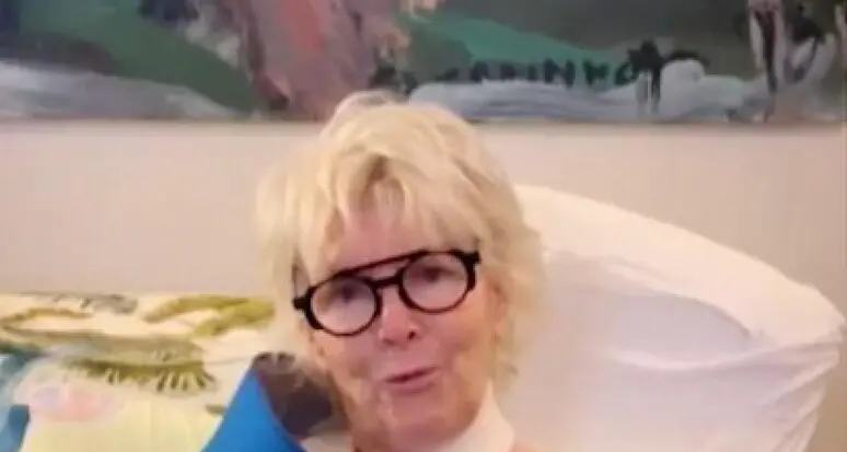 Cade per strada a Milano, omero fratturato per Caterina Caselli