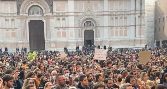 Ddl Zan: protesta a Bologna, migliaia in piazza gremita